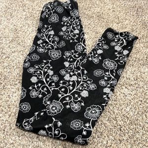 Black/white flower leggings